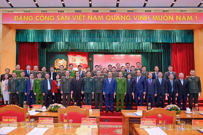Prime Minister Nguyen Xuan Phuc and leaders of the MPS, units under the MPS.