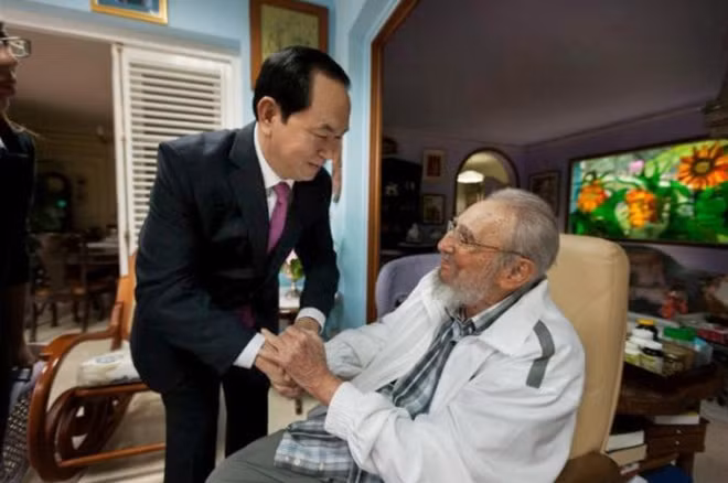 Vietnamese State President visited Mr. Fidel. Photo by Reuters.