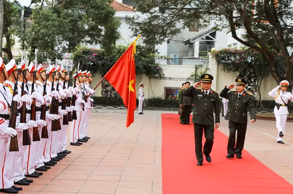 Deputy Minister Nguyen Van Thanh reviews the Guard of Honor of Quang Ninh Provincial Police Department.