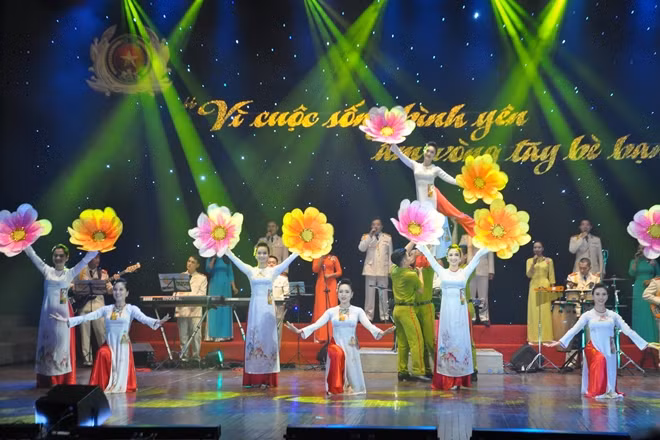 Performances conveying beautiful images of the People’s Police Force