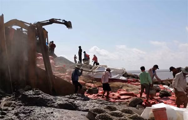 Workers fixing Ganh Hao sea dyke in Dong Hai District in the Cuu Long (Mekong) Delta province of Bac Lieu after it collapsed due to high tides and strong waves. Seawater flowed into residential areas. — Photo: VNA/VNS
