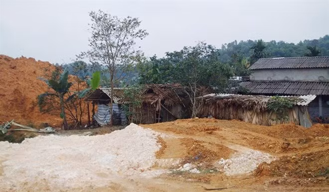 Miners illegally exploit kaolin after buying land from a resident of Bang Doan commune in Phu Tho province’s Doan Hung district (Photo: baophutho.vn)