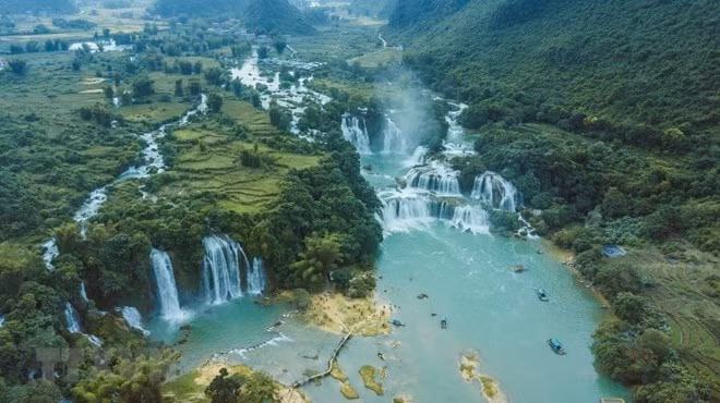 An aerial photo of Ban Gioc Waterfall (Source: VNA)