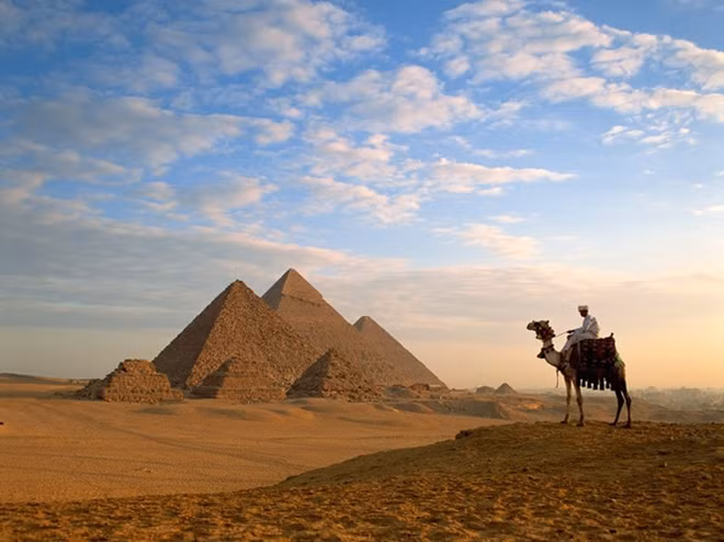 Pyramids of Giza: El Giza, Egypt