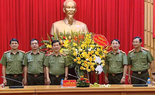Deputy Minister Nguyen Van Son and other delegates at the event.