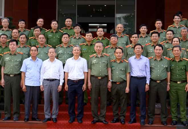 Minister To Lam and other delegates.