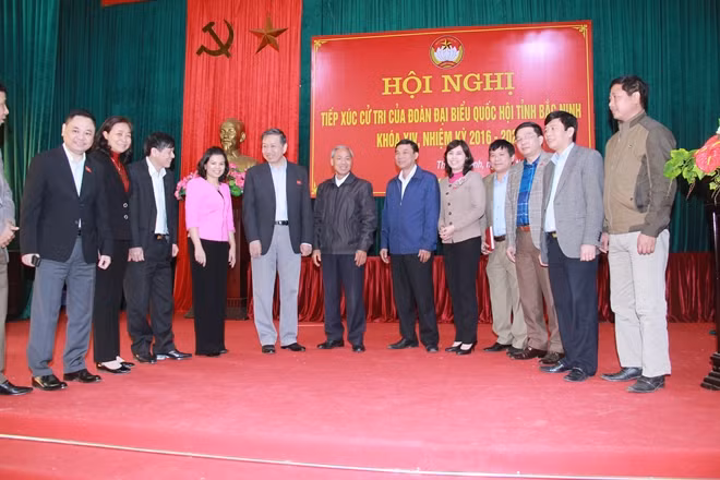 Minister To Lam and the Bac Ninh provincial NA delegation and voters.