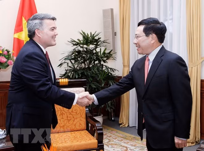 Deputy Prime Minister and Foreign Minister Pham Binh Minh (R) receives Senator Cory Gardner, Chairman of the Subcommittee on East Asia, the Pacific and International Cybersecurity Policy, on May 28 (Photo: VNA)