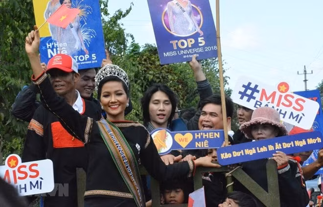 Miss Universe Vietnam H’hen Nie was selected as the 2018 winner in the culture-arts category (Photo: VNA)