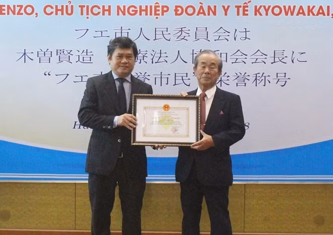 Chairman of the People’s Committee of Hue city Nguyen Van Thanh (fifth, left) presents the honorary citizenship to Chairman of the Kyowakai Medical Corporation Kiso Kenzo (left)