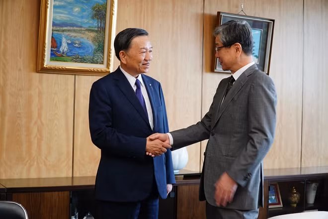 Minister Lam and Mr. Kuryu Shunichi