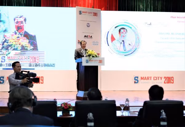 Chairman of Da Nang Municipal People's Committee Huynh Duc Tho speaks at the event.
