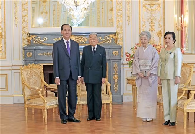 Before leaving Tokyo, President Tran Dai Quang and his spouse had a warm farewell meeting with the Emperor and Empress.(Photo: VNA) Before leaving Tokyo, President Tran Dai Quang and his spouse had a warm farewell meeting with the Emperor and Empress.(Photo: VNA)