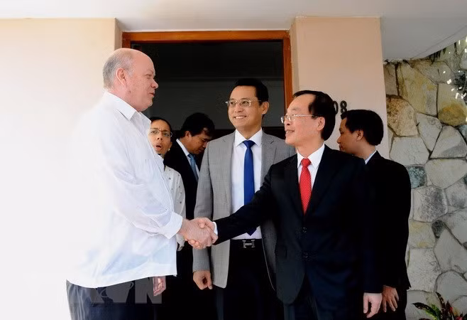 Vietnamese Construction Minister Pham Hong Ha (R) shakes hands with Cuban Minister of Foreign Trade and Investment Rodrigo Malmierca Diaz (Photo: VNA) Vietnamese Construction Minister Pham Hong Ha (R) shakes hands with Cuban Minister of Foreign Trade and Investment Rodrigo Malmierca Diaz (Photo: VNA)