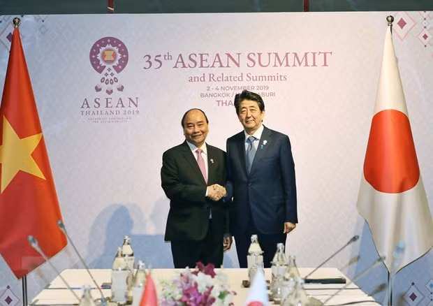 PM Nguyen Xuan Phuc and his Japanese counterpart Abe Shinzo (Photo: VNA)