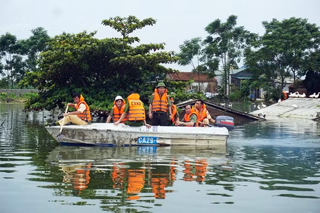 Hanoi Municipal Police has deployed forces to support flood-affected people