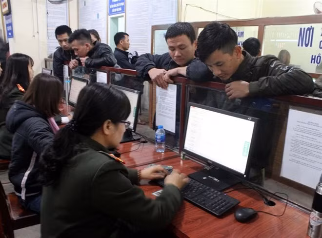 Vietnamese workers in Nghe An province flock to immigration offices to get the necessary authentication to return to work in their host countries after the 2018 Tet (Lunar New Year) holiday (Photo: VNA)