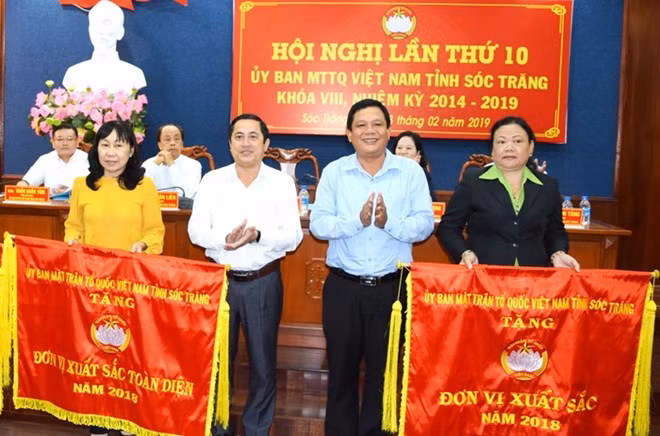 A number of individuals and collectives were honoured by the Soc Trang VFF Committee (Photo: Daidoanket)