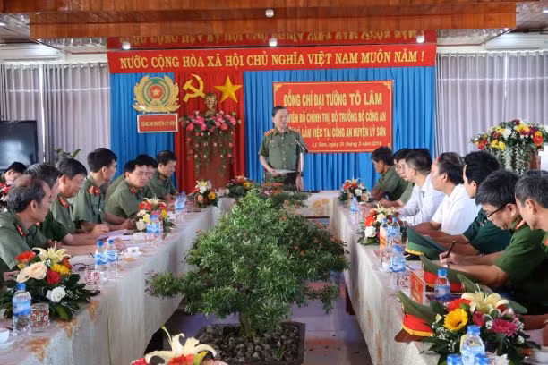 Minister To Lam works with Ly Son district authorities and the Ly Son district police.