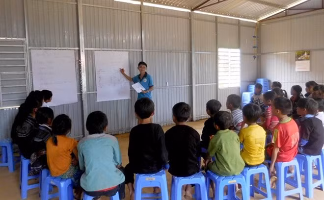 Khang A Tua gives guidance to children as part of the project “We are safe in natural calamity” in 2017 (Photo: tuoitre.vn)