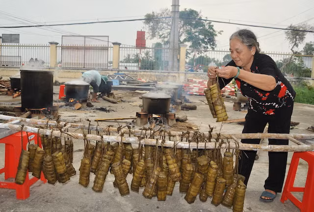 The joint event in making Banh Tet.