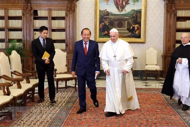 Deputy Prime Minister Truong Hoa Binh and Pope Francis (Photo: VNA)