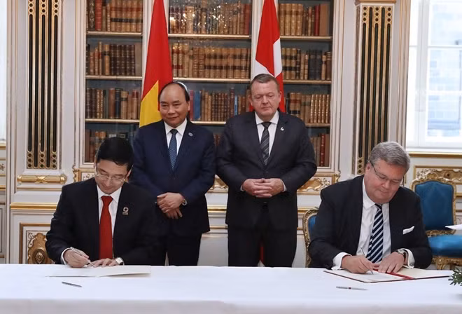 After the talks, PMs Nguyen Xuan Phuc and Lars Løkke Rasmussen together witness the signing of a number of agreements between the two countries.