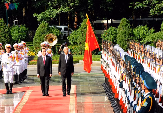 Both state leaders inspect the guard of honour.