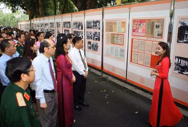 Visitors to the photo exhibition on the stilt houses of President Ho Chi Minh that opens in Hanoi on May 11 (Photo: VNA)