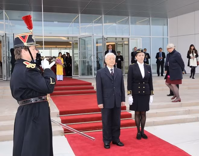 General Secretary of the Communist Party of Vietnam (CPV) Nguyen Phu Trong was welcomed at the Paris Orly Airport (Photo: VNA)