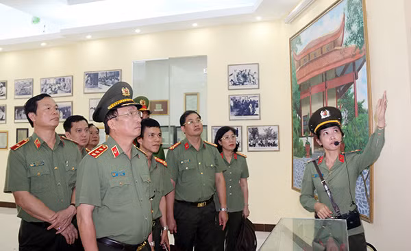 Deputy Minister Thanh and his delegation visit the CM12 Traditional House.
