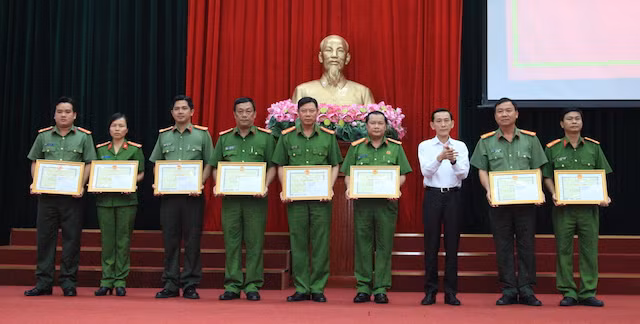 Chairman of Can Tho People's Committee Vo Thanh Thong presented Certificate of Merit to Police officers