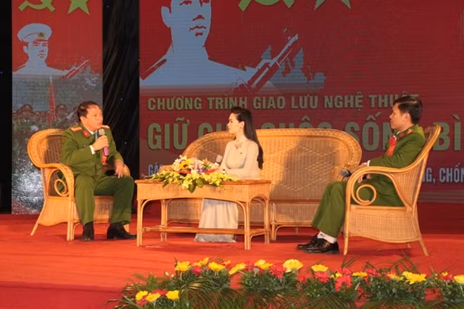 Talks with honorable examples of soldiers and civilians