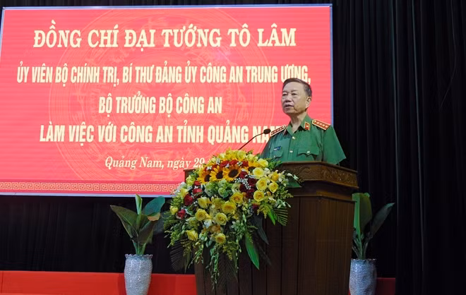 Minister To Lam speaks at the meeting with the Provincial Police of Quang Nam.