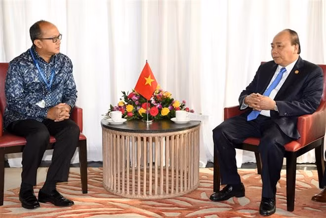 Prime Minister Nguyen Xuan Phuc (R) and Chairman of the Indonesian Chamber of Commerce and Industry (KADIN) Rosan Perkasa Roeslani (Photo: VNA)