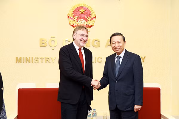 Minister To Lam and Mr. Lange at the reception