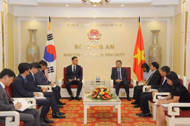 At the reception, Minister Lam congratulated the Ambassador on his new appointment, and said, since the two countries established their diplomatic ties, the bilateral cooperation between Vietnam and RoK had seen strong developments