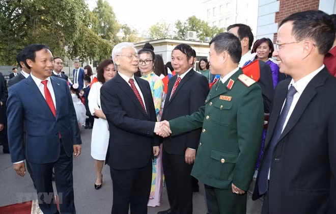 Party General Secretary Nguyen Phu Trong meets representatives of the Vietnamese Embassy and the Vietnamese community in Russia.
