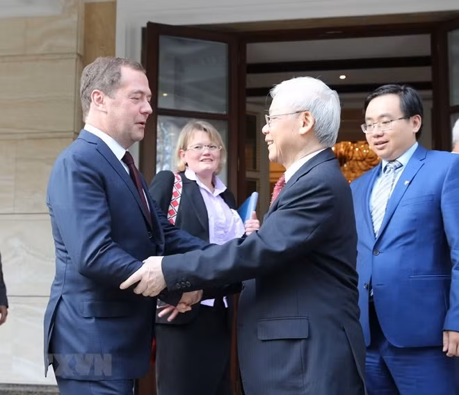 Russian Prime Minister Dmitry Medvedev (left) receives Party General Secretary Nguyen Phu Trong.