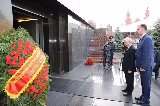 Party General Secretary Nguyen Phu Trong pays respect at the Tomb of the Unknown Soldier.