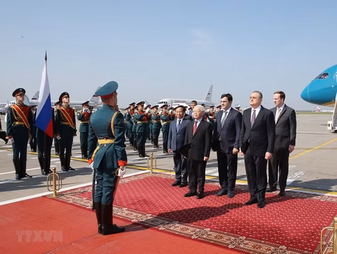 Party General Secretary Nguyen Phu Trong is welcomed at Vnukovo 2 airport on September 5