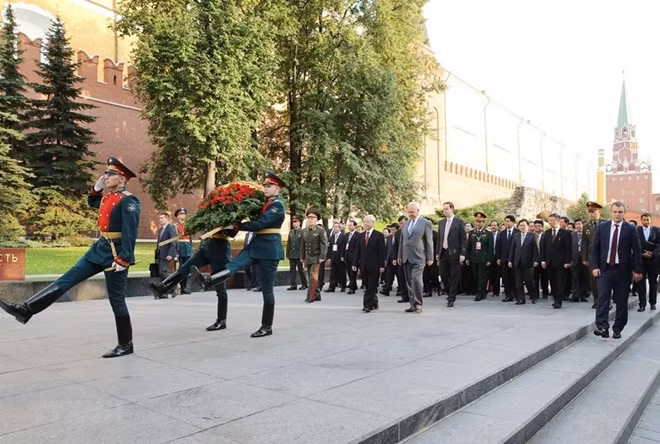 Party General Secretary Nguyen Phu Trong lays a wreath at the Tomb of the Unknown Soldier.
