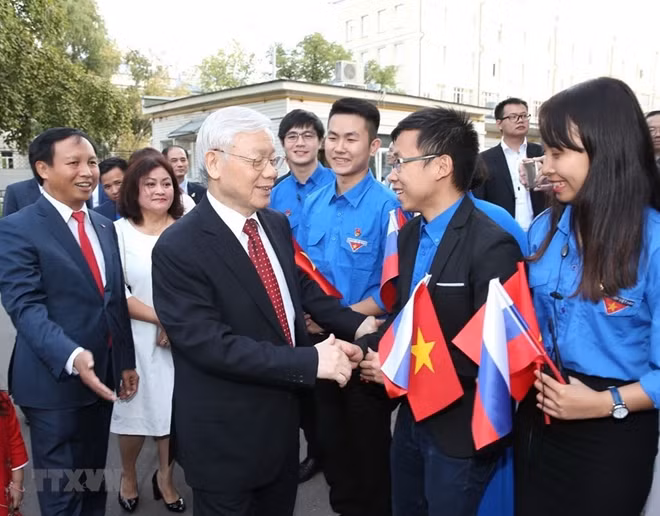 Party General Secretary Nguyen Phu Trong meets representatives of the Vietnamese Embassy and the Vietnamese community in Russia.