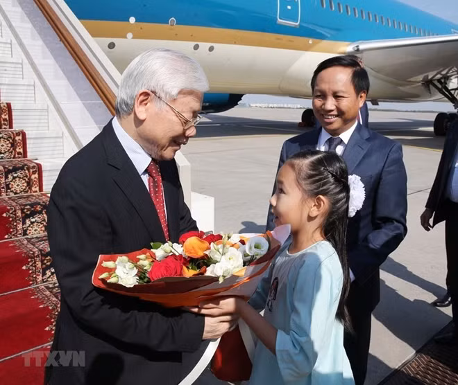 Party General Secretary Nguyen Phu Trong is welcomed at Vnukovo 2 airport on September 5