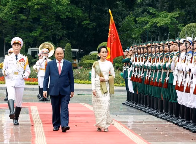 Myanmar's State Counsellor Aung San Suu Kyi is welcomed by Prime Minister Nguyen Xuan Phuc in Hanoi on April 19. (Photo: VNA)