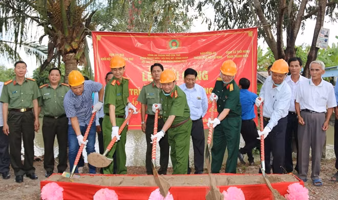 Photo: At the ground breaking ceremony Photo: At the ground breaking ceremony