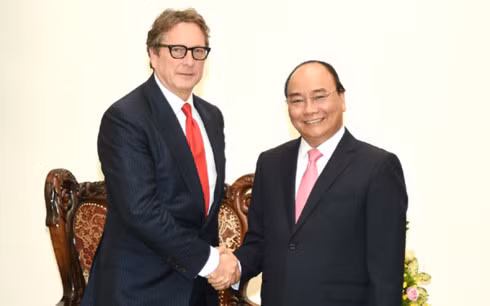 Prime Minister Nguyen Xuan Phuc (R) and President of the US’s Harbinger Capital Partners LLC Philip Falcone