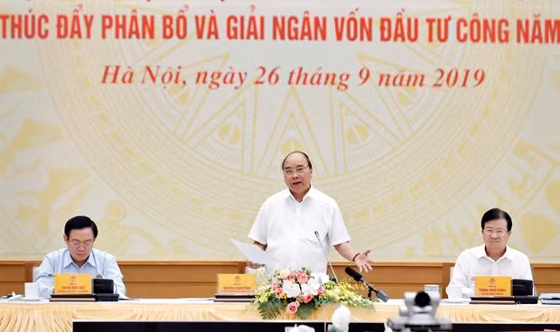 Prime Minister Nguyen Xuan Phuc (standing) speaks at the event (Photo: VNA) Prime Minister Nguyen Xuan Phuc (standing) speaks at the event (Photo: VNA)