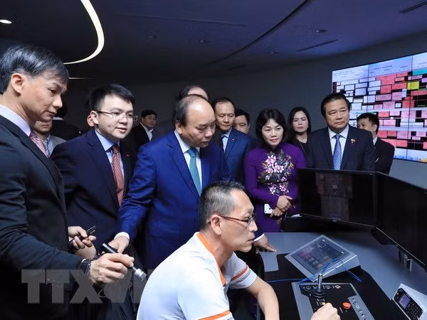 PM Nguyen Xuan Phuc (blue suit) at the Port of Singapore's control centre (Source: VNA)