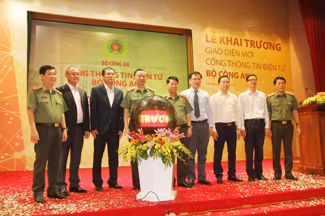 Minister To Lam and senior delegates press the button to inaugurate the new interface of the MPS Portal.